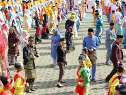 Amsakar–Li Claudia Menari Zapin Ngenang Bersama 5.120 Pelajar, Meriahkan Hardiknas 2026 di Batam