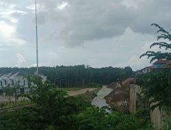 Heboh! Penimbunan Parit Besar di Samping Perumahan Sandona Jadi Sorotan Warga